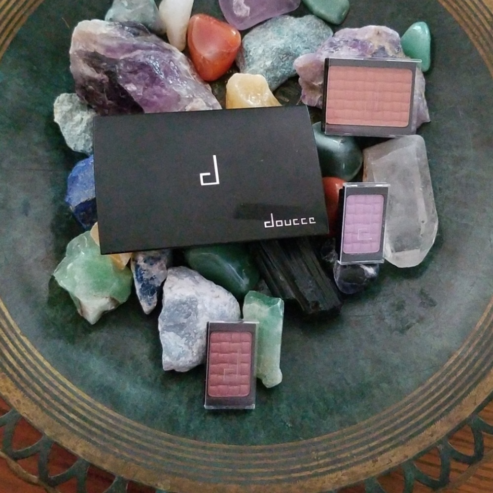 Doucce eyeshadows and magnetic palette